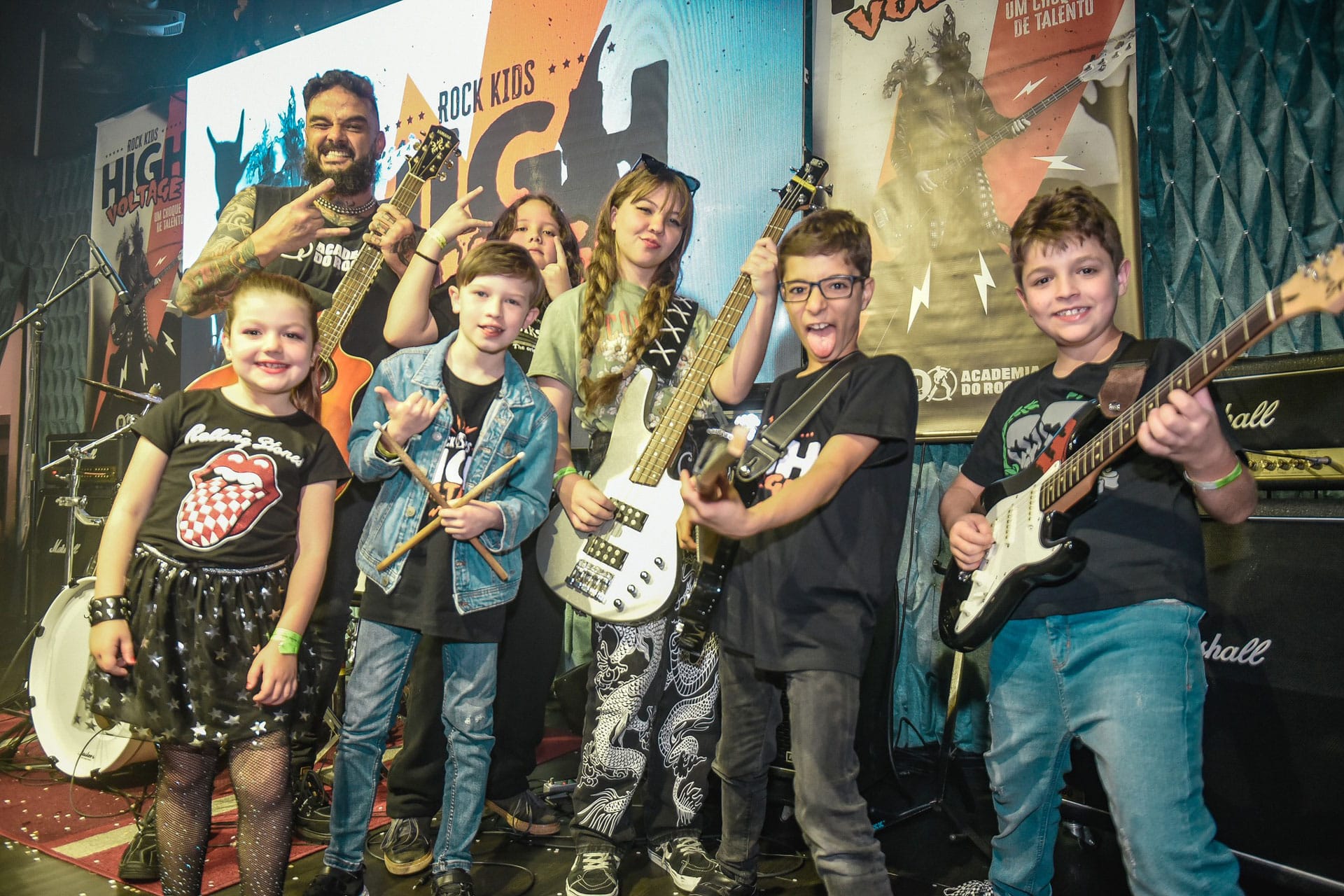 Músico de rock toca música no palco guitarrista roqueiro se